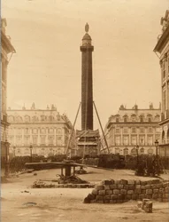 Commune de Paris (1871) : la démolition de la colonne Vendôme le 16 mai 1871. Photo Turning, 1871 Dim. 10.5x6.4 cm